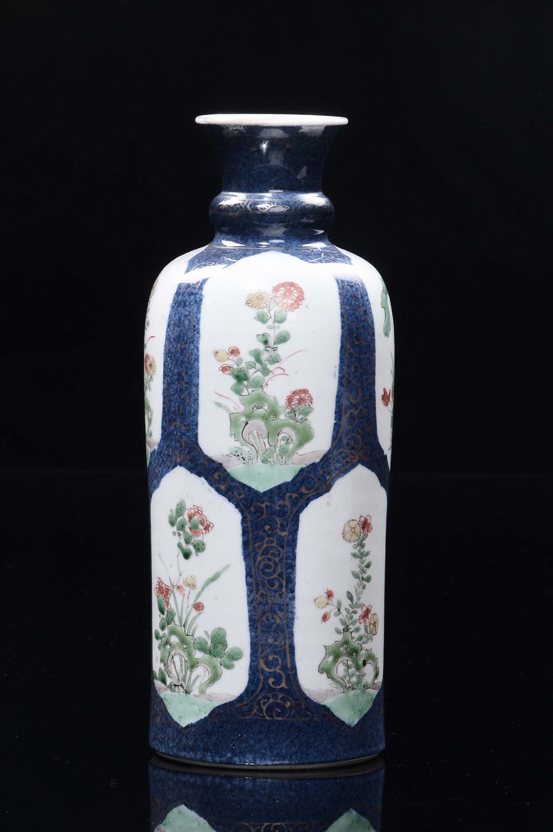 Vasetto in Porcellana Policroma a Fondo Blu con Riserve di Fiori, Cina, Dinastia Qing, Epoca Kang...
