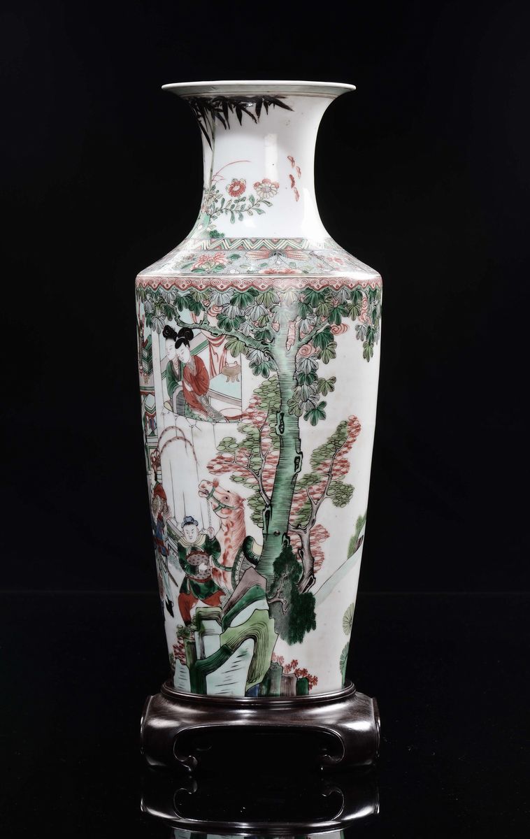 Vaso in Porcellana Policroma con Scene di Vita di Corte, Cina, Dinastia Qing, XIX Secolo