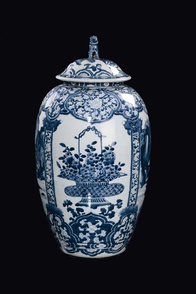 Cina, Potiche con coperchio in porcellana bianca e blu, Dinastia Qing, epoca Kangxi (1662-1722)