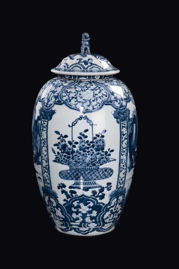 Potiche con un coperchio in porcellana bianca e blu con riserve contenenti vasi di fiori, Cina, Dinastia Qing, il vaso epoca Kangxi (1662-1722)
