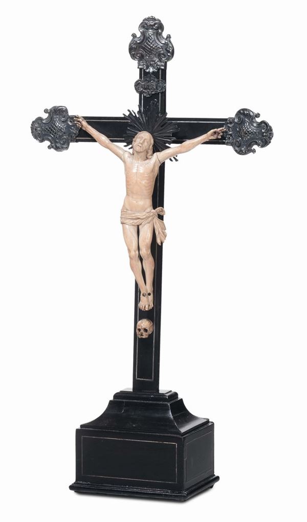 Crocifisso in avorio su croce ebanizzata con canti in argento, XIX secolo