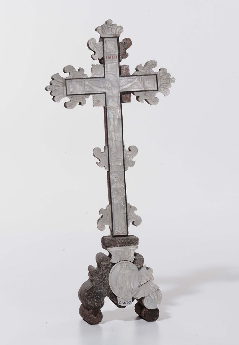 Crocifisso lastronato in madreperla  - Asta Antiquariato, Affidamenti da raffinate dimore private - Cambi Casa d'Aste