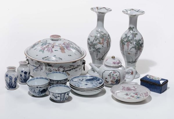 Insieme di ceramiche e porcellane orientali