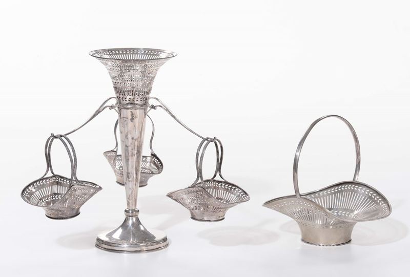 Centrotavola in argento traforato  - Asta Antiquariato, Affidamenti da raffinate dimore private - Cambi Casa d'Aste