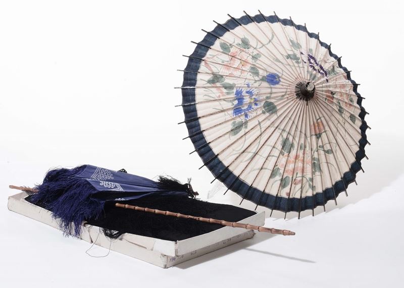 Lotti di due ombrelli antichi e scialle  - Auction Fine Arts from refined private house - Cambi Casa d'Aste