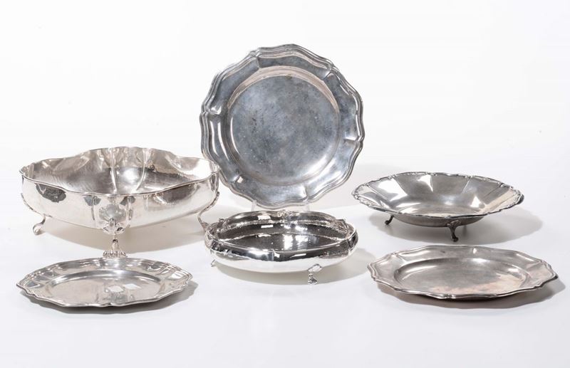 Lotto di piatti e vassoietti in argento  - Asta Antiquariato, Affidamenti da raffinate dimore private - Cambi Casa d'Aste