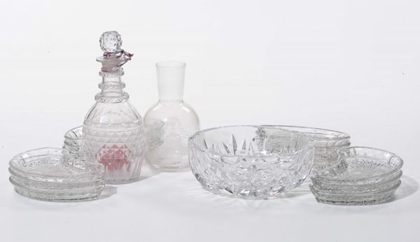 Lotto di cristalli tra cui centrotavola e altro