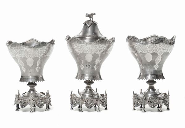 Set composto da tre compostiere in argento sbalzato ed inciso, punzoni ottomani, Turchia XIX secolo