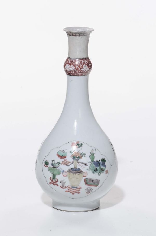 Bottiglia globulare a collo alto in porcellana decorata con motivi della famiglia Verde, Cina inizio XVIII secolo