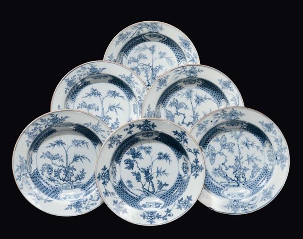 Lotto composto da sei piatti fondi in porcellana decorati in bianco e blu. Compagnia delle Indie. Cina Dinastia Qing