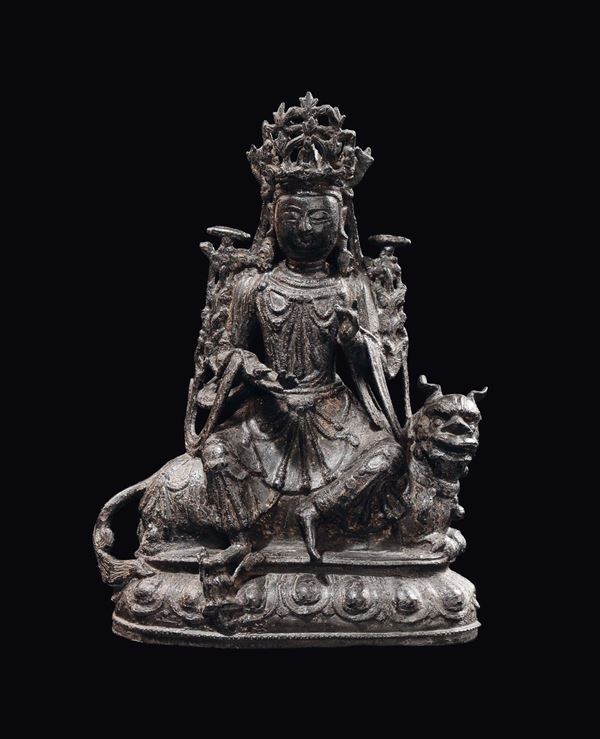 Figura in bronzo raffigurante guanyin con leone assiso, Cina dinastia Ming, fine XVI inizi XVII secolo