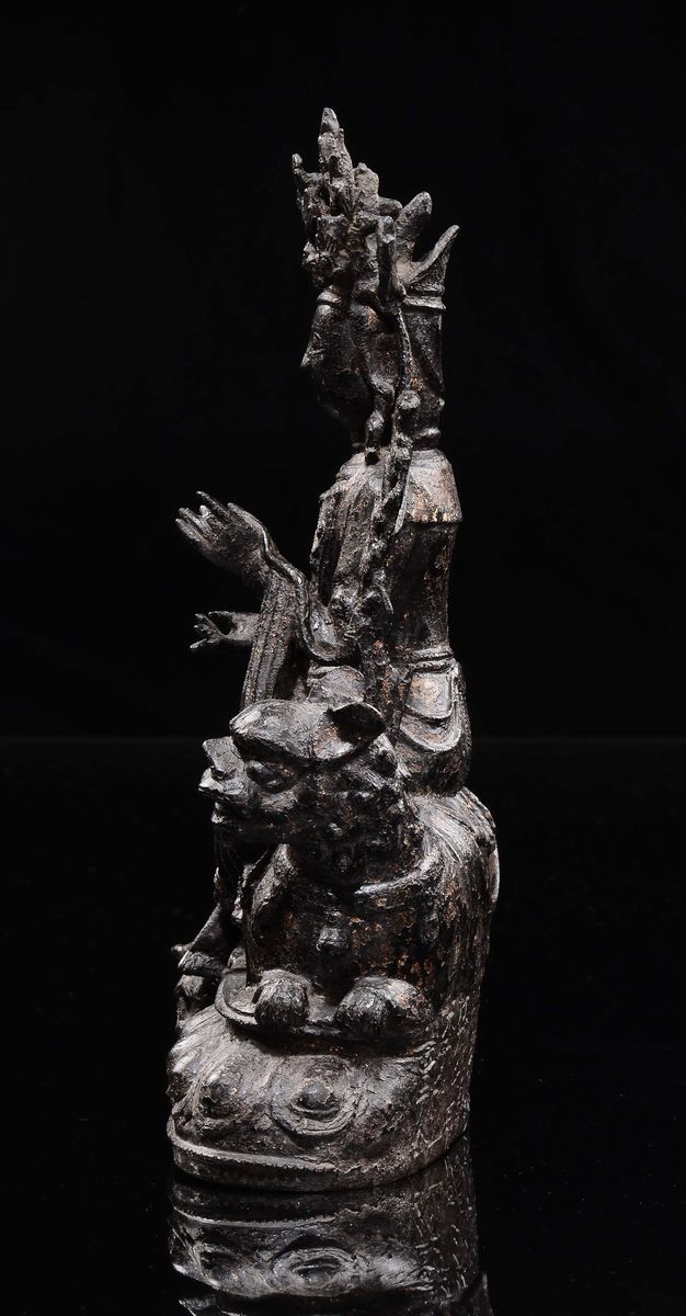 Figura in Bronzo Raffigurante Guanyin con Leone Assiso, Cina Dinastia Ming, Fine XVI Inizi XVII S...