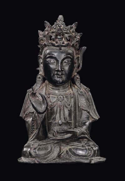 Figura in Bronzo Raffigurante Guanyin Assisa, Cina Dinastia Ming, Fine XVI Inizi XVII Secolo