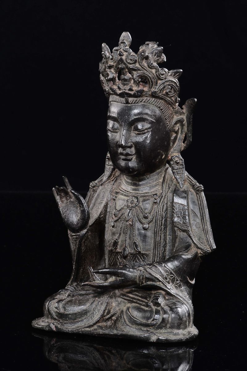 Figura in Bronzo Raffigurante Guanyin Assisa, Cina Dinastia Ming, Fine XVI Inizi XVII Secolo