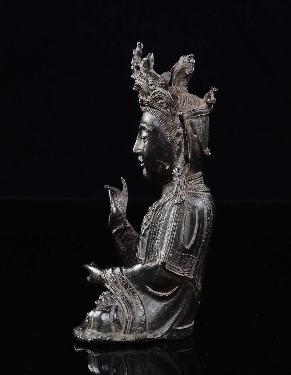 Figura in Bronzo Raffigurante Guanyin Assisa, Cina Dinastia Ming, Fine XVI Inizi XVII Secolo