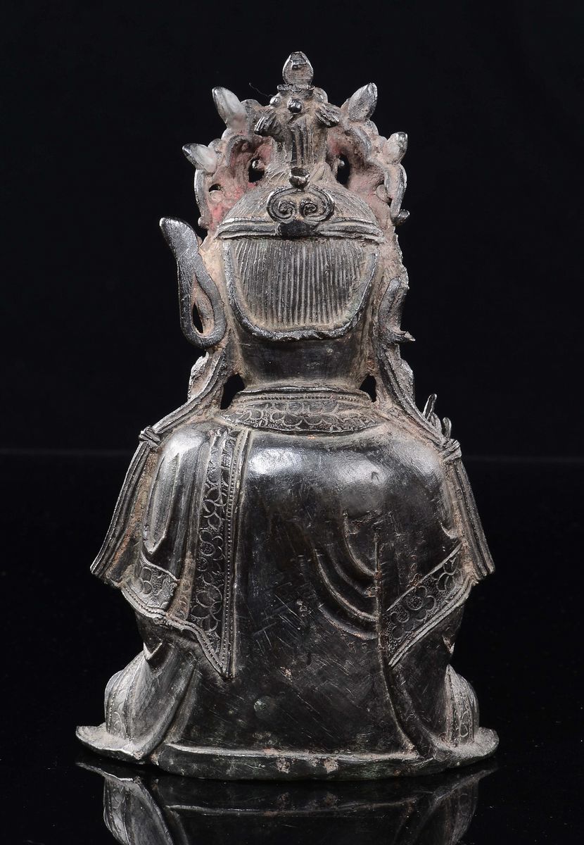 Figura in Bronzo Raffigurante Guanyin Assisa, Cina Dinastia Ming, Fine XVI Inizi XVII Secolo