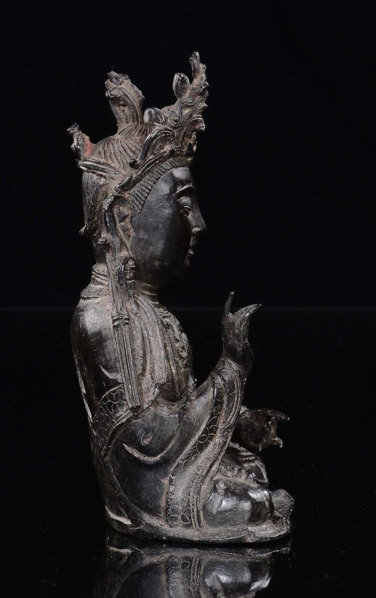 Figura in Bronzo Raffigurante Guanyin Assisa, Cina Dinastia Ming, Fine XVI Inizi XVII Secolo