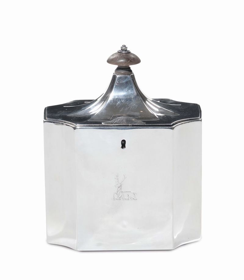 Scatola in argento con coperchio di sagoma piramidale, Londra 1798-99, argentiere Peter & Ann Bateman. Punzoni Lion passant, testa di leopardo, Kings Head e di argentiere  - Asta Antiquariato, Affidamenti da raffinate dimore private - Cambi Casa d'Aste