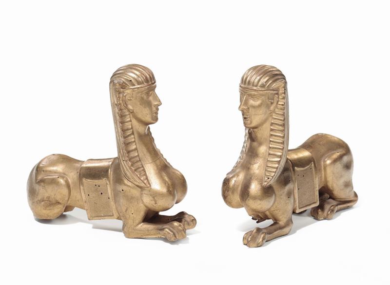 Due sfingi in legno scolpito e dorato. Lucca inizi XIX secolo periodo neoclassico  - Auction Fine Arts from refined private house - Cambi Casa d'Aste