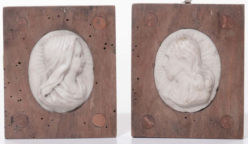 Coppia di rilievi ovali in marmo scolpito raffiguranti Cristo e la Vergine Maria, Roma prima metà del XVIII secolo  - Asta Antiquariato, Affidamenti da raffinate dimore private - Cambi Casa d'Aste