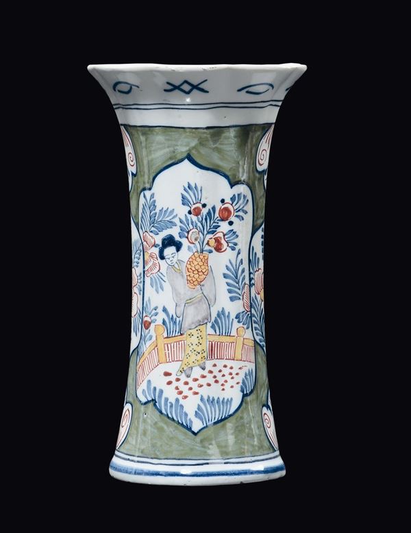 Vaso cornet in maiolica decorata in policromia a chinoiseries, Delft XVIII secolo, manifattura De Drie Klokken