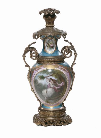 Vaso da Centro in Porcellana con Montatura in Bronzo, Francia Seconda Metà XIX Secolo, Periodo Ne...