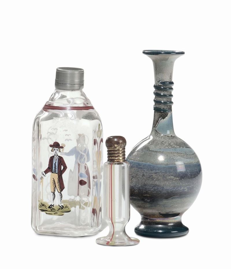 Lotto di tre bottiglie in vetro di epoche diverse  - Asta Antiquariato, Affidamenti da raffinate dimore private - Cambi Casa d'Aste