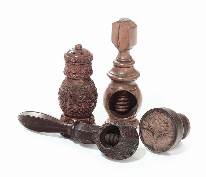 Lotto composto da due schiaccianoci in legno tornito  - Auction Fine Arts from refined private house - Cambi Casa d'Aste