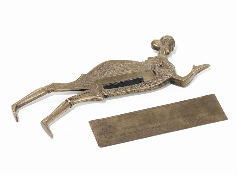 Lotto composto da taglierino trita spezie in bronzo e strumento scientifico  - Asta Antiquariato, Affidamenti da raffinate dimore private - Cambi Casa d'Aste