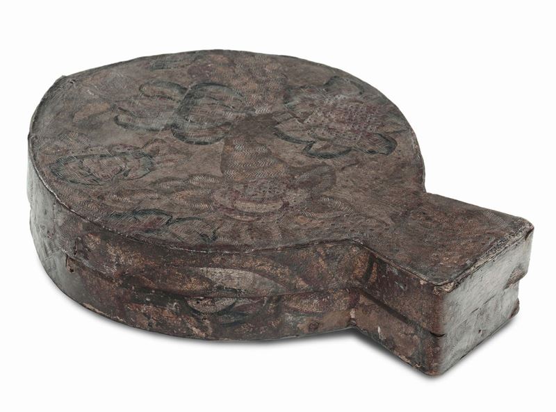 Astuccio sagomato in cuoio smaltato, Siena (?) inizio XVIII secolo  - Auction Fine Arts from refined private house - Cambi Casa d'Aste
