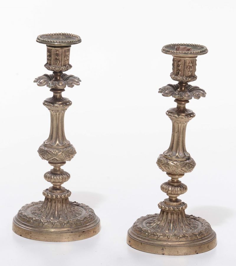 Coppia di candelieri in stile Luigi XVI in bronzo dorato, Francia XIX secolo  - Asta Antiquariato, Affidamenti da raffinate dimore private - Cambi Casa d'Aste
