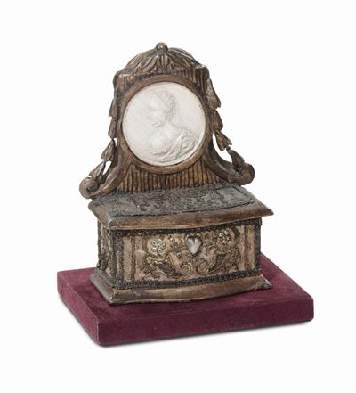 Cofanetto in Legno Dorato Foderato in Seta Ricamata con Fili D’argento, Nord Europa 1770/80 Circa
