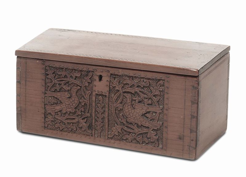Cofanetto da tavolo in legno di tiglio inciso e pirografato, Svizzera, Canton Grigioni XVII secolo  - Asta Antiquariato, Affidamenti da raffinate dimore private - Cambi Casa d'Aste
