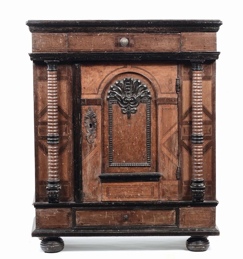 Credenzino a uno sportello di foggia architettonica, Svizzera, Canton Grigioni seconda metà XVII secolo  - Asta Antiquariato, Affidamenti da raffinate dimore private - Cambi Casa d'Aste