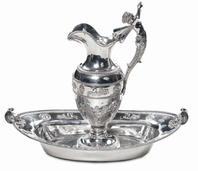 Brocca con Vassoio Ovale in Argento Fuso, Sbalzato e Cesellato, Francia XIX-XX Secolo