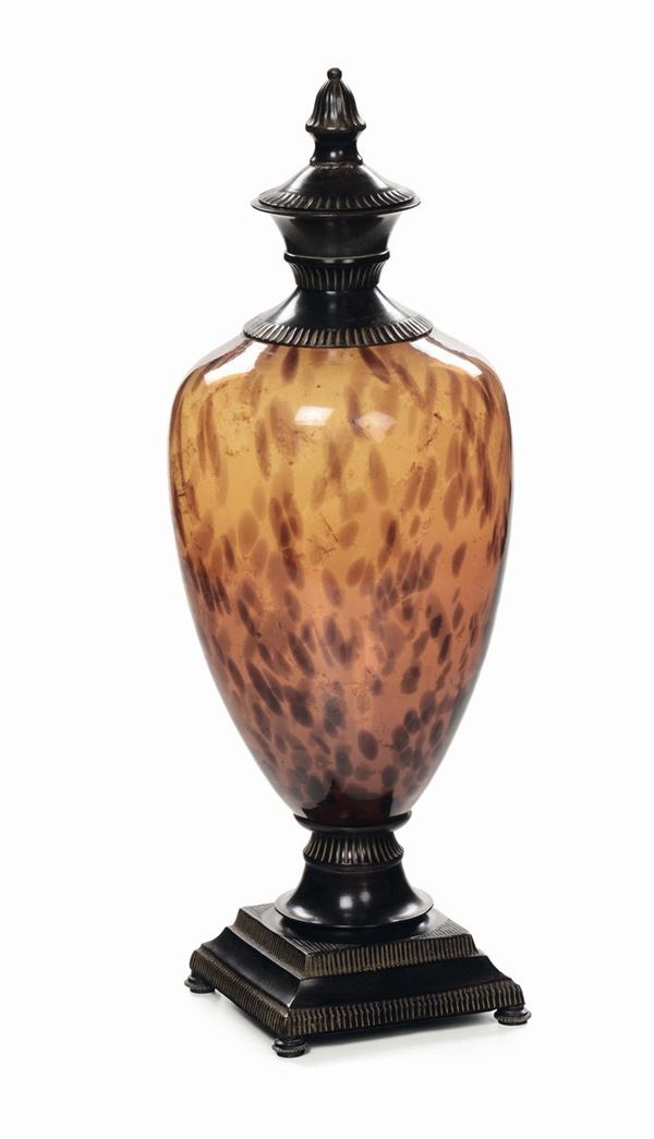 Vaso in vetro marrone con montatura in metallo, XX secolo