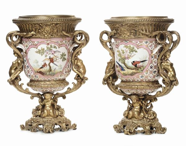 Coppia di vasi in porcellana, Francia XIX secolo