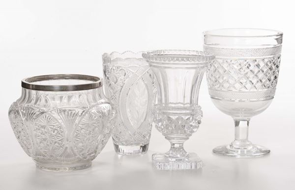 Lotto di quattro vasi diversi in cristallo molato