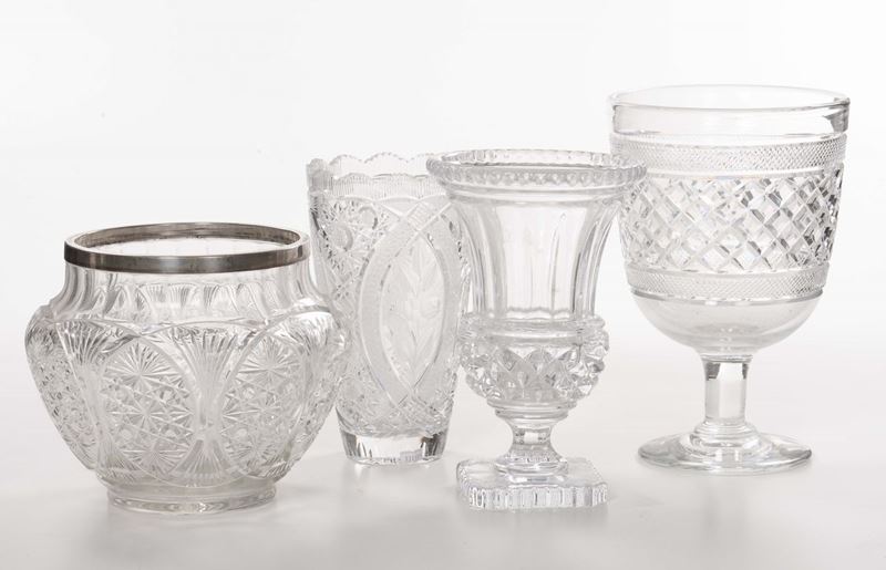 Lotto di quattro vasi diversi in cristallo molato  - Asta Antiquariato, Affidamenti da raffinate dimore private - Cambi Casa d'Aste