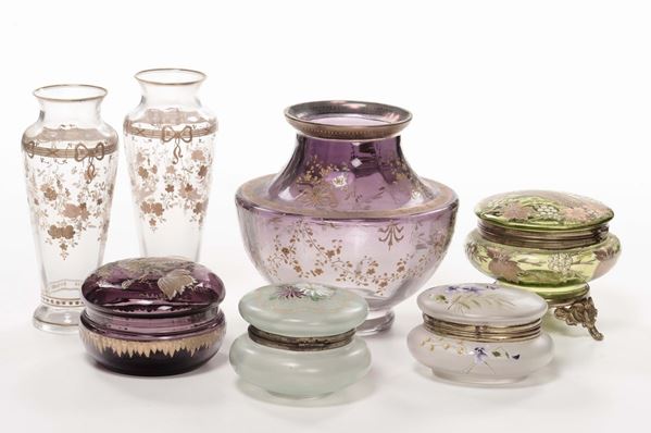 Lotto di tre vasi in vetro dipinto e quattro scatole in vetro dipinto, XX secolo