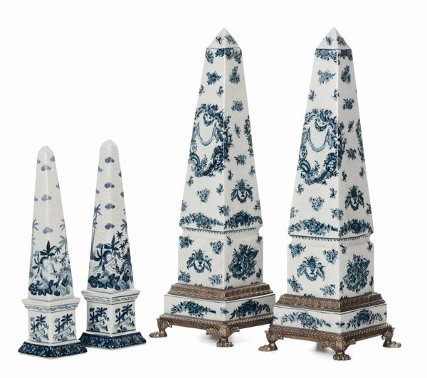 Lotto di 2 coppie di obelischi in ceramica bianca e blu in stile, XX secolo