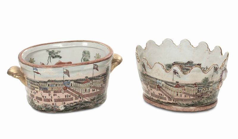 Due centrotavola diversi in ceramica dipinta, XX secolo  - Auction Fine Arts from refined private house - Cambi Casa d'Aste
