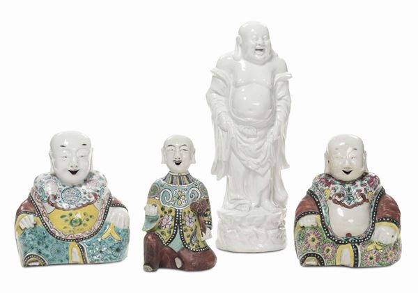 Quattro Buddha diversi in porcellana bianca e dipinta, Cina XX secolo
