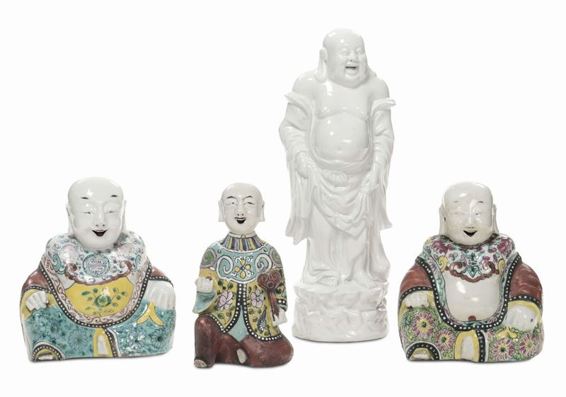 Quattro Buddha diversi in porcellana bianca e dipinta, Cina XX secolo  - Auction Fine Arts from refined private house - Cambi Casa d'Aste