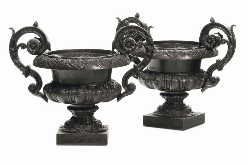 Coppia di vasi medicei in ghisa, XX secolo  - Asta Antiquariato, Affidamenti da raffinate dimore private - Cambi Casa d'Aste