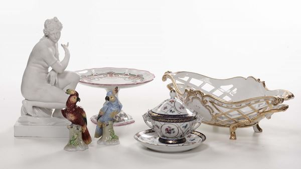 Lotto di sei pezzi diversi in ceramica e porcellana