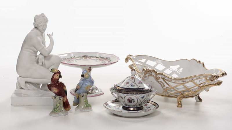 Lotto di sei pezzi diversi in ceramica e porcellana  - Asta Antiquariato, Affidamenti da raffinate dimore private - Cambi Casa d'Aste