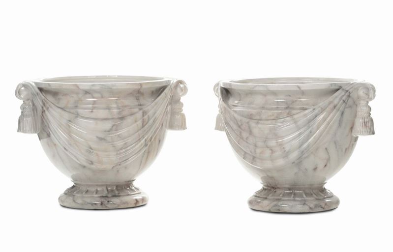 Coppia di portavasi in ceramica marmorizzata, XX secolo  - Asta Antiquariato, Affidamenti da raffinate dimore private - Cambi Casa d'Aste