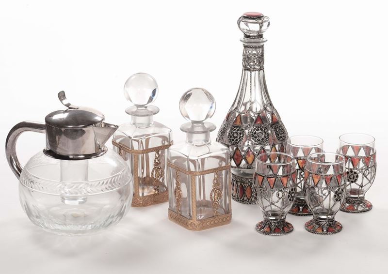 Lotto di 4 bottiglie in vetro e 4 bicchieri  - Auction Fine Arts from refined private house - Cambi Casa d'Aste