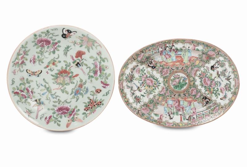 Due piatti in porcellana diversi, Cina XX Secolo  - Auction Fine Arts from refined private house - Cambi Casa d'Aste